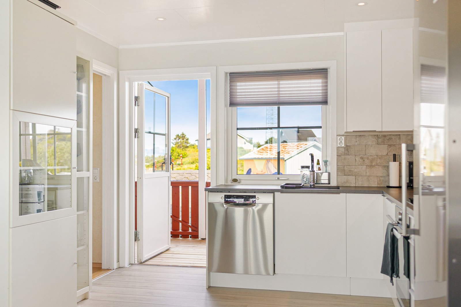 Fra kjøkkenet har du utgang til en hyggelig balkong Galleribilde