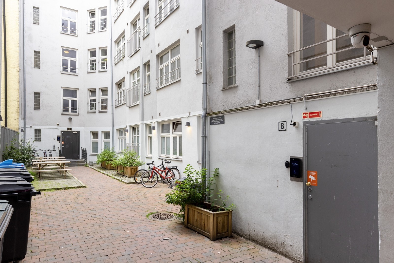 Trivelig og skjermet bakgård med sittegrupper. Galleribilde