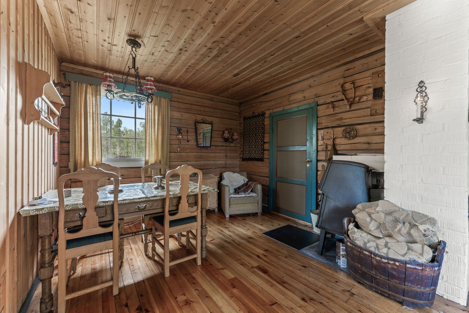 Stue og spisestue er i samme rommet. Galleribilde