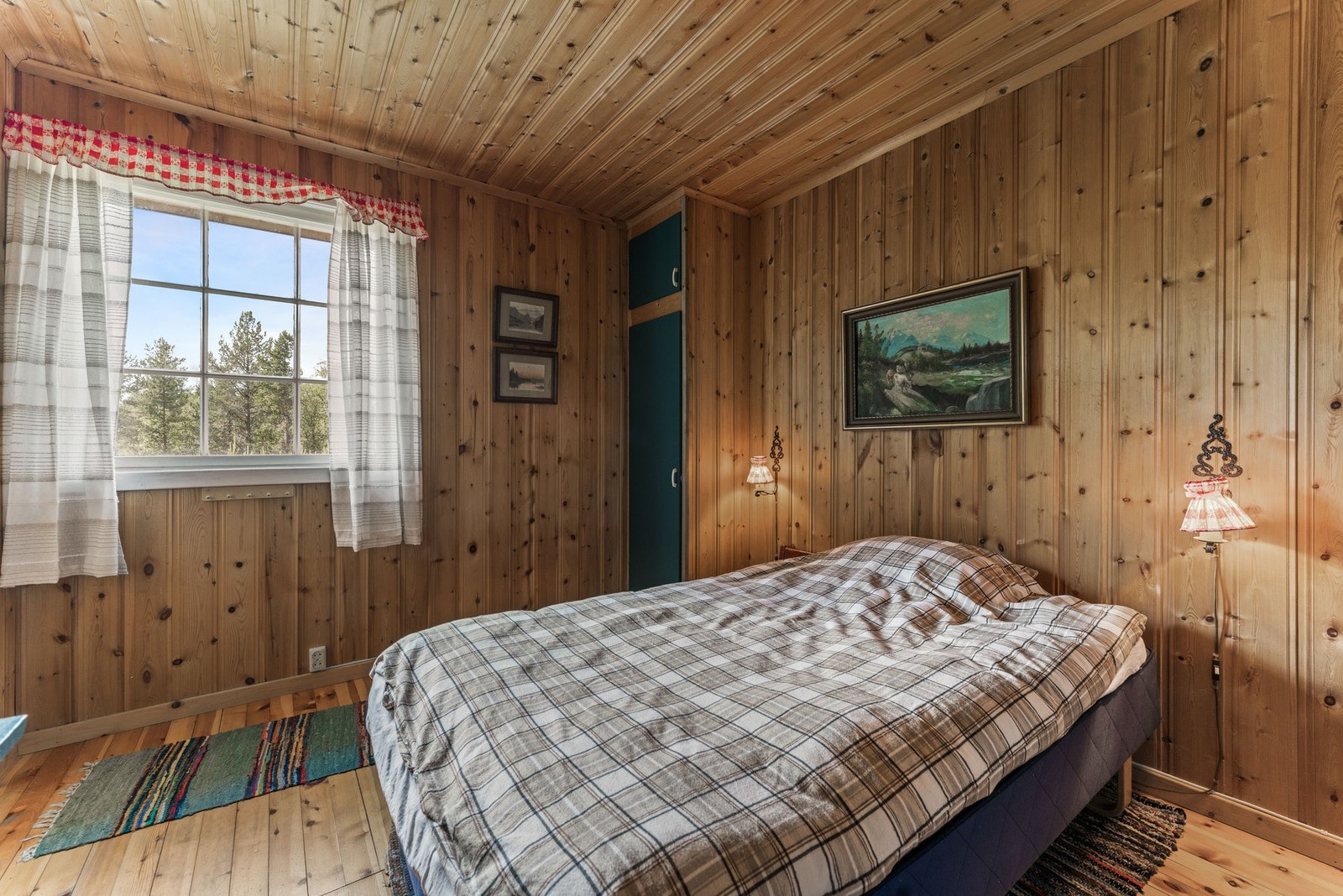 Det er to soverom i hytta, et rom med dobbeltseng og et med køyeseng Galleribilde