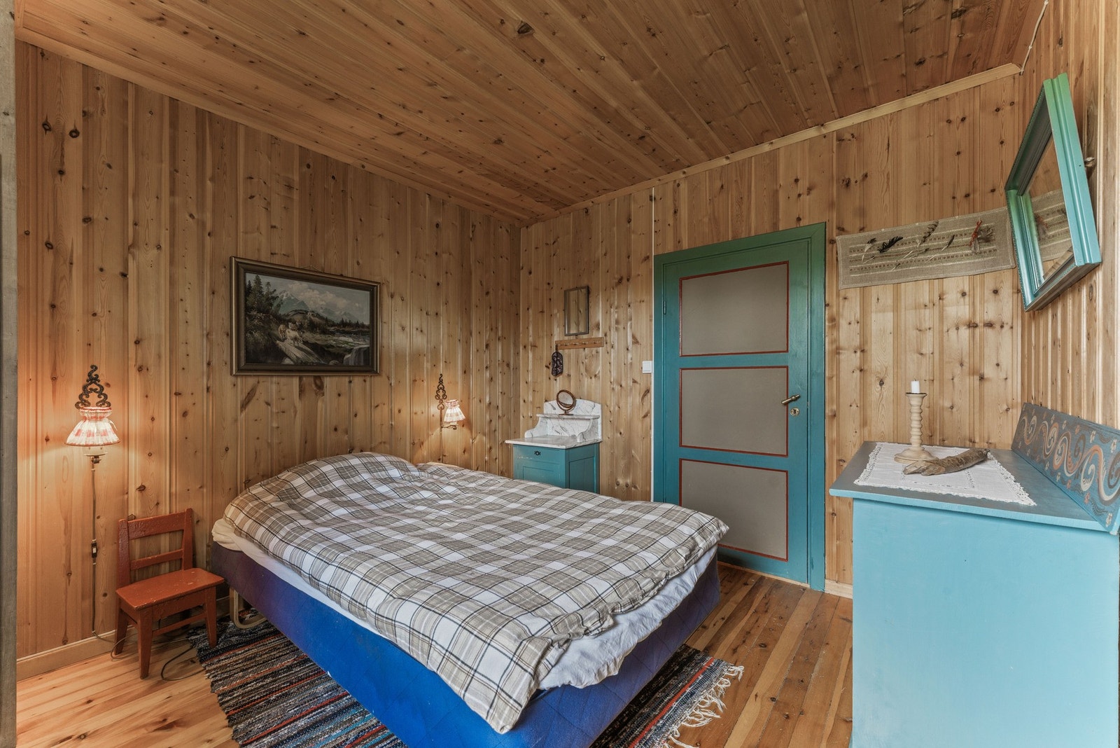 Rommene er innredet i klassisk hyttestil med nostalgiske detaljer og farger som harmonerer med resten av hytta. Galleribilde