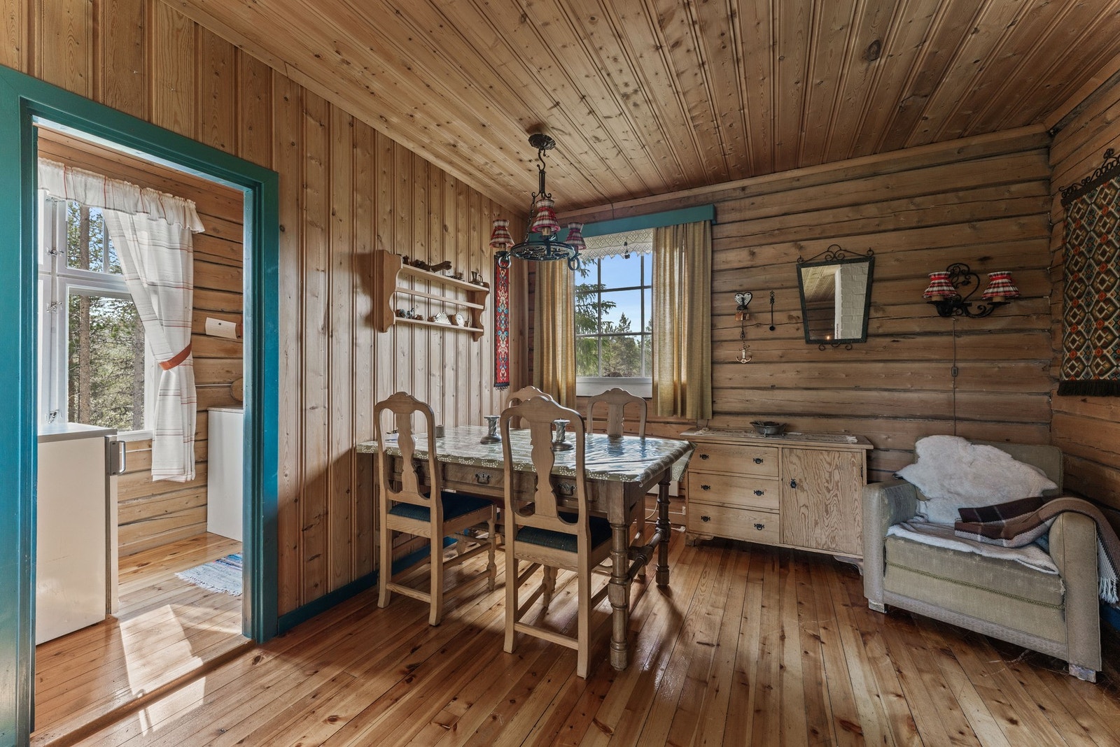 Innenfor spisestuen ligger kjøkkenet. Galleribilde