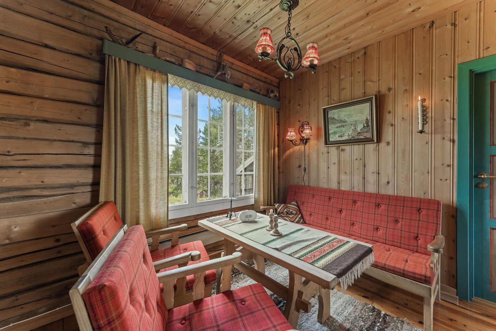 Her omfavnes du av varme naturmaterialer, med laftede tømmervegger og himling i heltre som gir en autentisk og tidløs hyttesjarm. Galleribilde