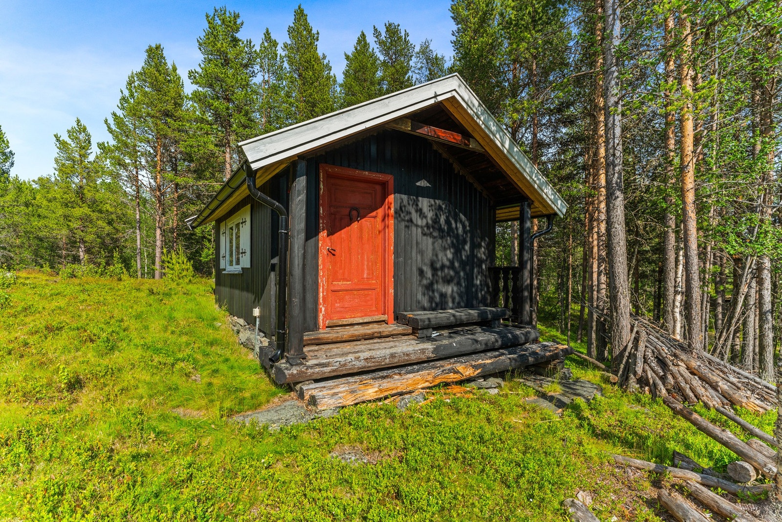 Anneks oppført i 1990 innredet med senger og sofa. Galleribilde