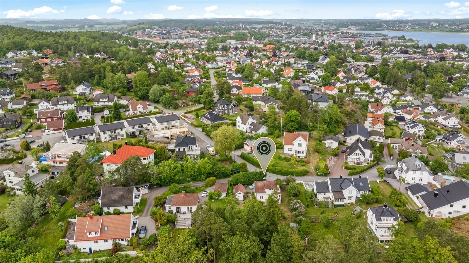 Denne eneboligen har en særdeles attraktiv og sentral beliggenhet på Teie, et av de mest ettertraktede områdene på Nøtterøy! Galleribilde