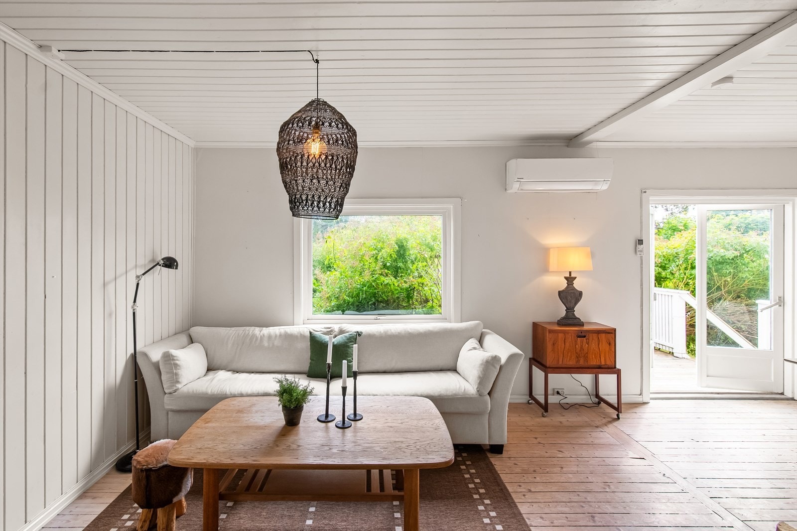 Det er utgang til terrasse og videre ned til den vakre hagen Galleribilde