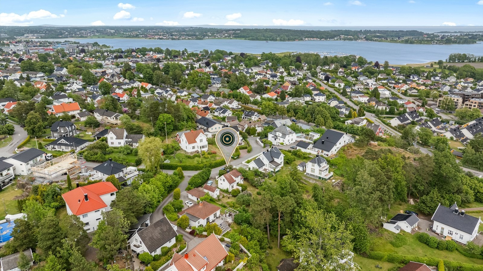 Herfra er du aldri langt unna det meste du trenger i hverdagen. Du finner et bredt utvalg av dagligvarebutikker, spesialforretninger og lokale servicetilbud i Teie sentrum, alt innen behagelig rekkevidde. Galleribilde