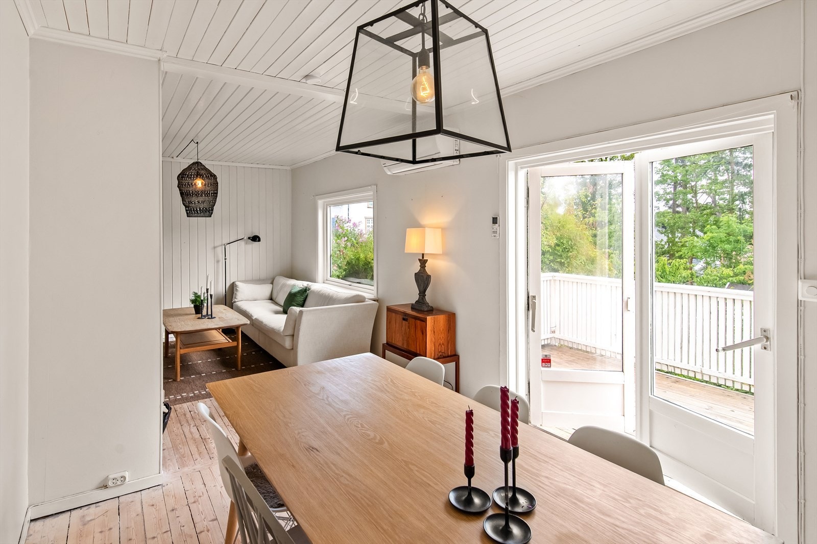 Planløsningen gir rom for både sofagruppe og spisestue, og gjør det enkelt å møblere etter behov. Galleribilde
