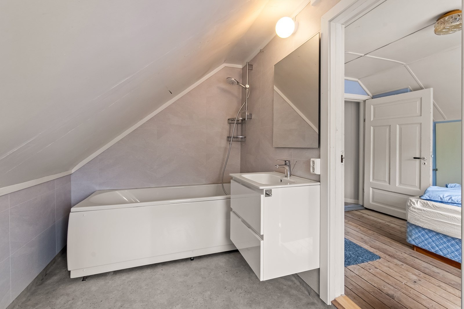 Badet ligger i andre etasje og er av eldre dato, men fremstår ryddig og funksjonelt. Galleribilde