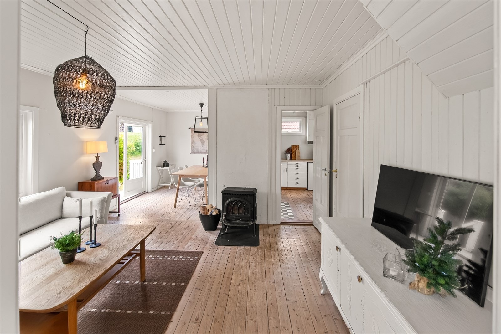 I den ene delen av stuen finner du en vedovn som gir både varme og stemning. Galleribilde