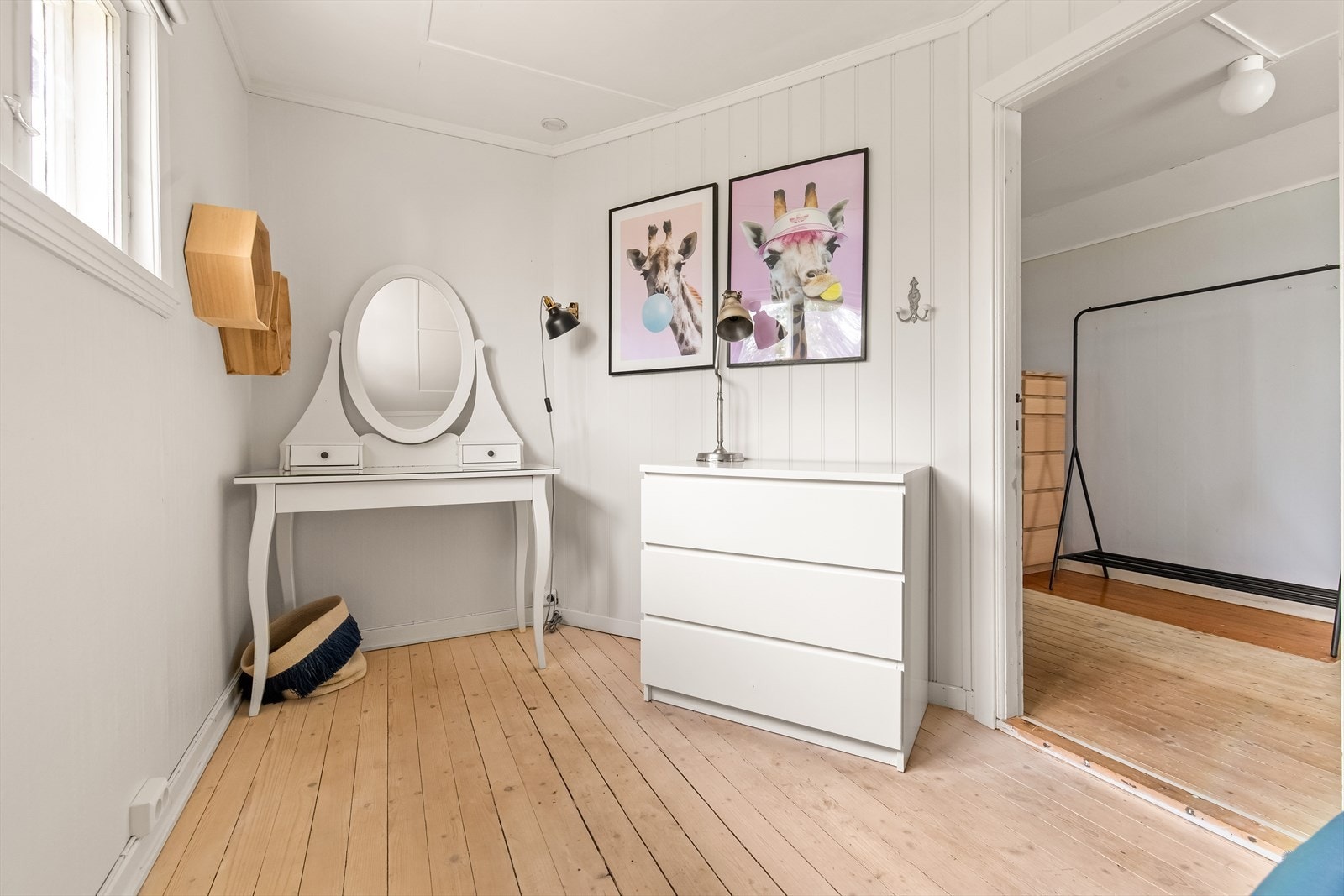 Boligen har to lyse soverom i andre etasje, og ellers godt med oppbevaringsplass i knevegger, kjellerboder og en romslig utvendig bod. Galleribilde