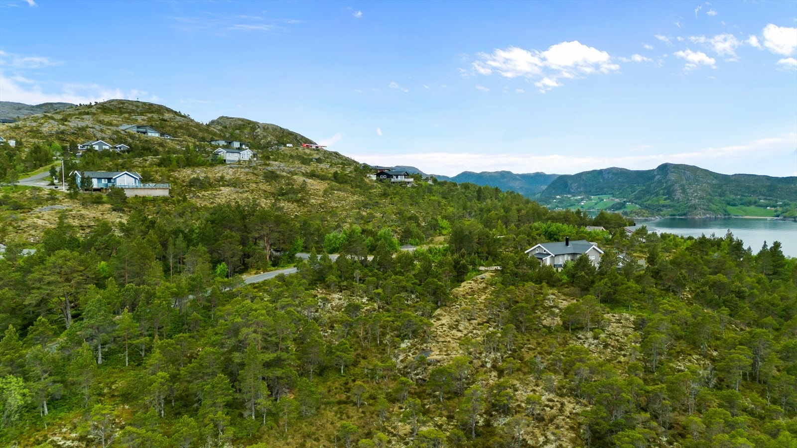 I området kan man ta flere flotte fjellturer, blant annet Husfjellet, Skjeldnesfjellet, Sundfjellet og Stordalsvatnet. Galleribilde