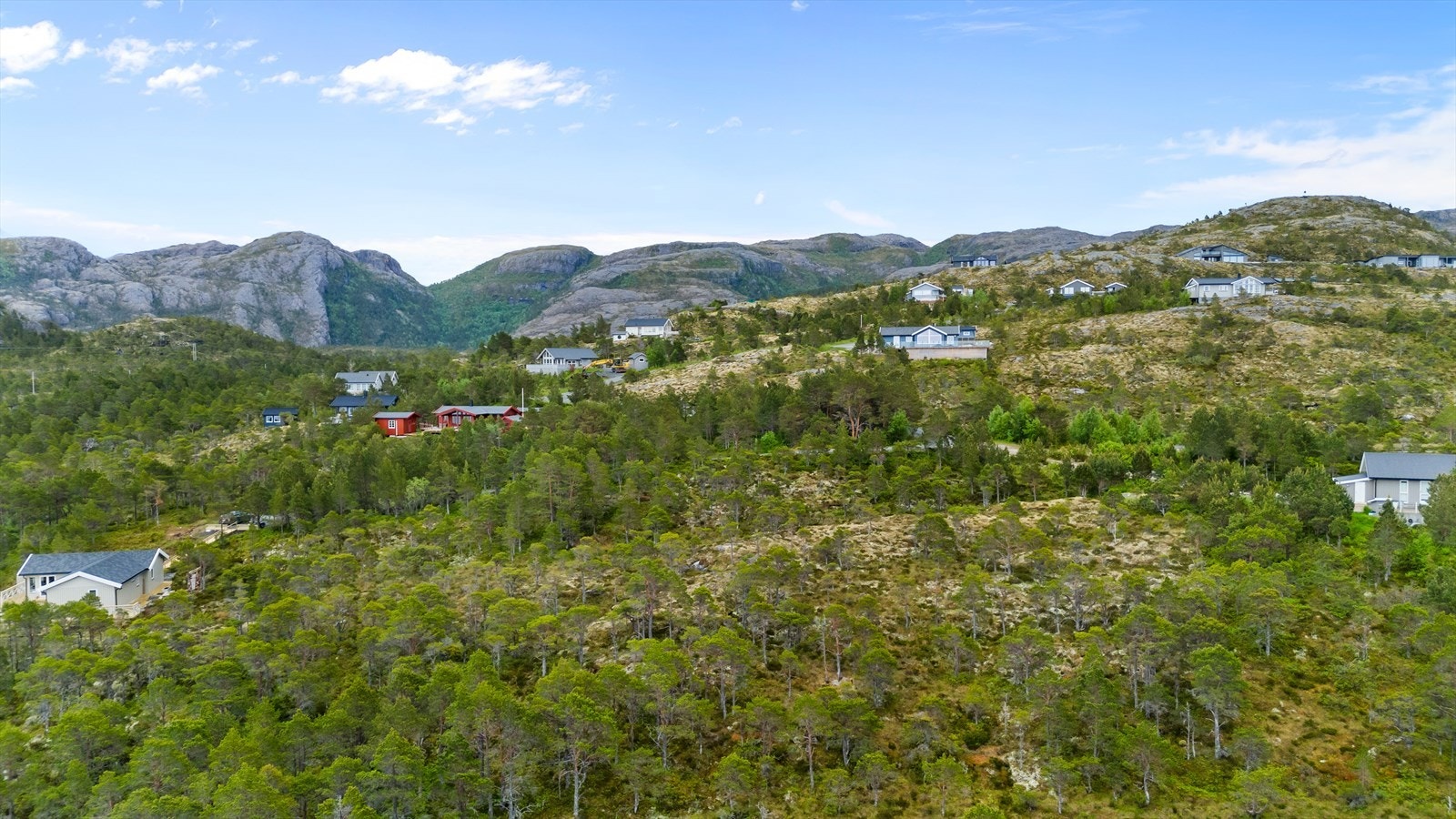 Utnyttelsesgraden er 50 % BYA, og bebyggelsen kan ha maksimal takvinkel på 27 grader. Galleribilde
