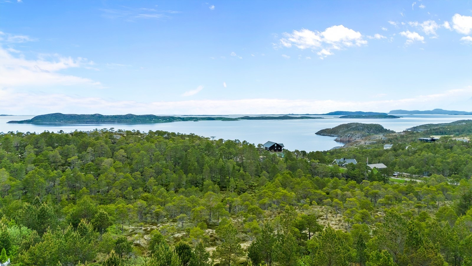 Plassert fritt i terrenget, får eiendommen nydelig utsikt over landskapet og den vakre skjærgården. Galleribilde