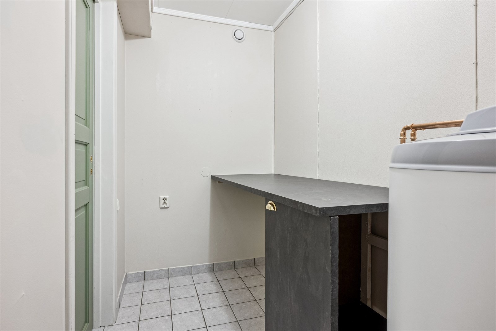 Vaskerom med ny varmtvannsbereder og benk. Galleribilde