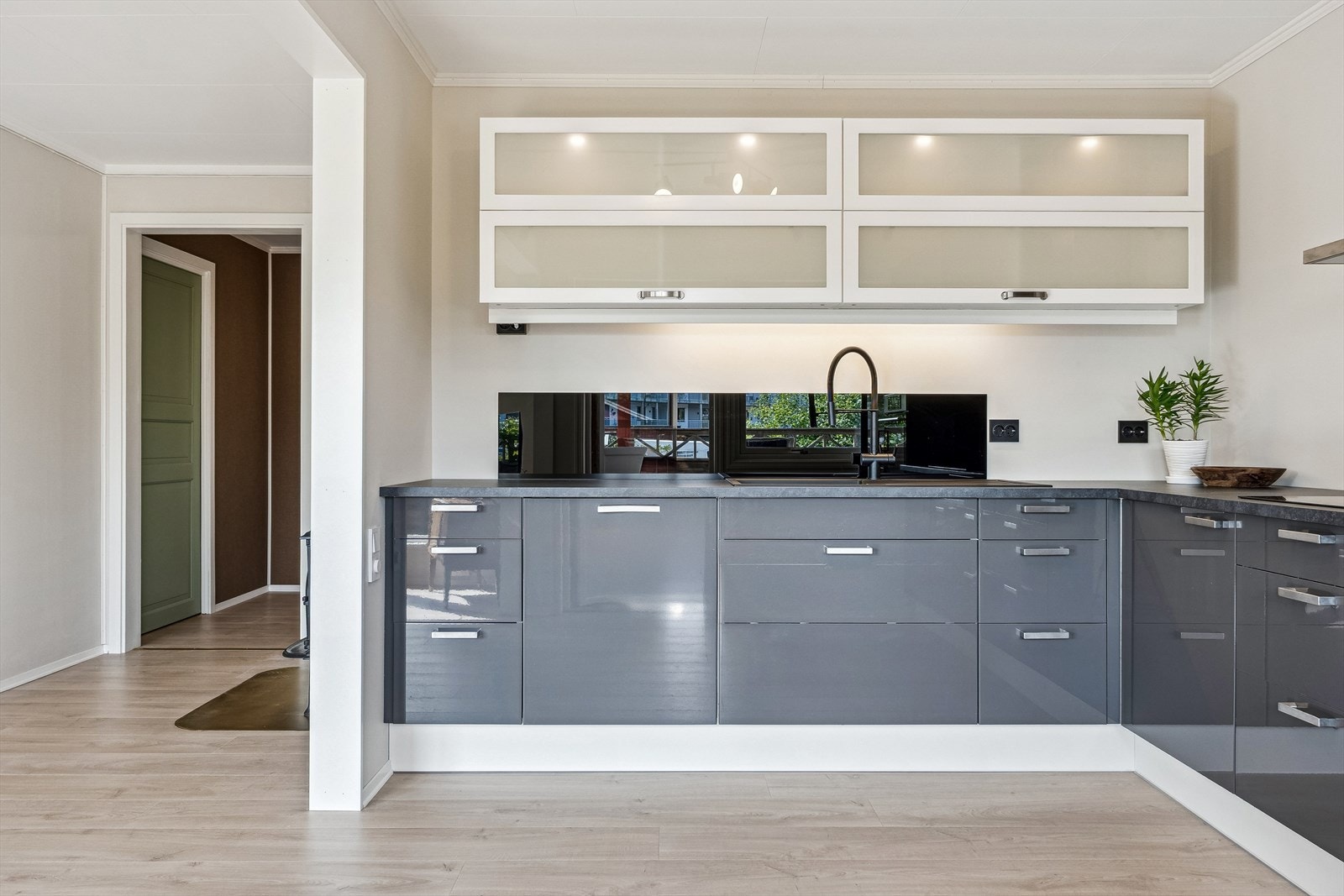 Det er montert kjøkkeninnredning med integrerte hvitevarer ( har stått i en hytte fra ca. 2013 så pent brukt). Galleribilde