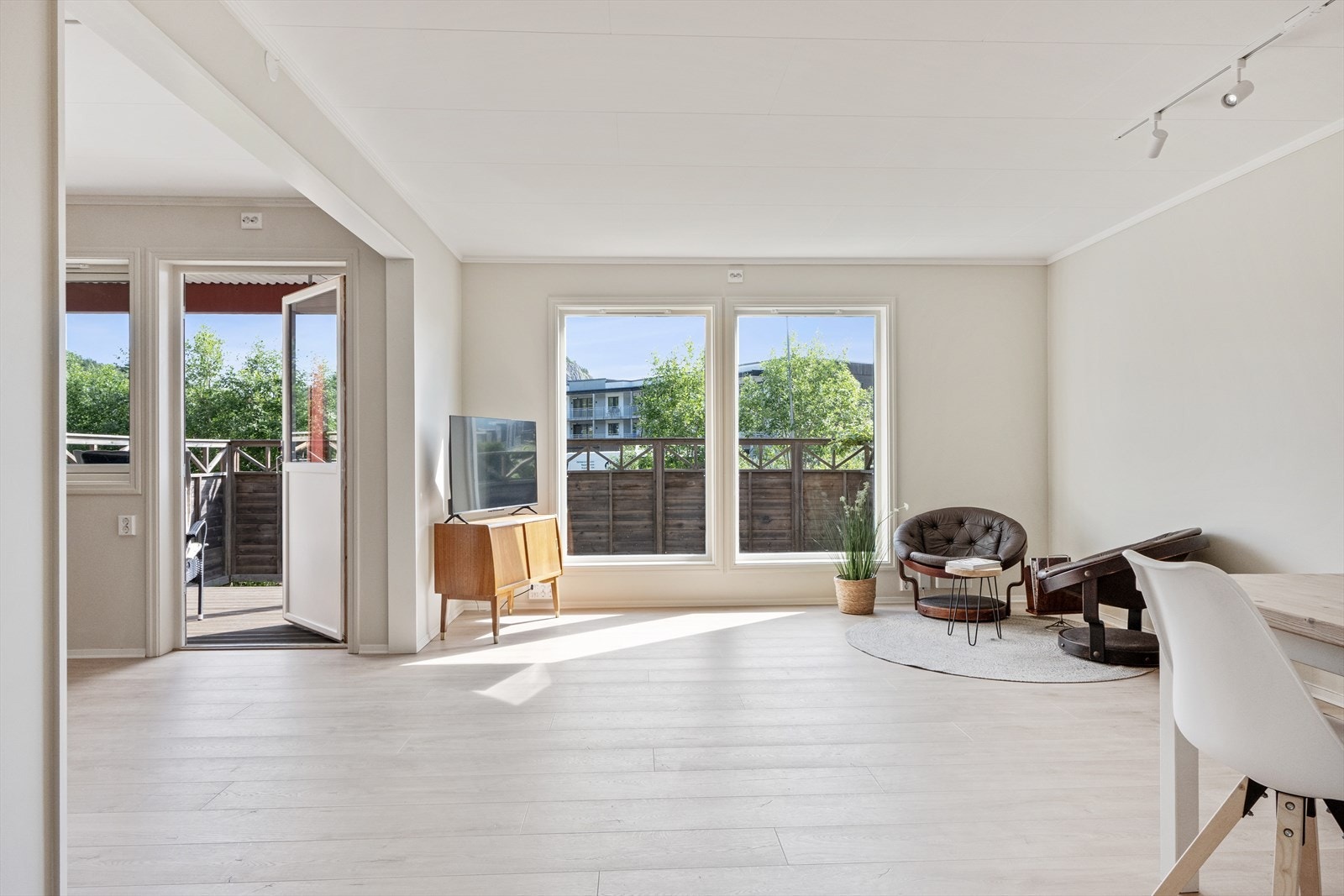 Stue / kjøkken med nytt gulv i 2025. Utgang til terrasse og plen. Galleribilde