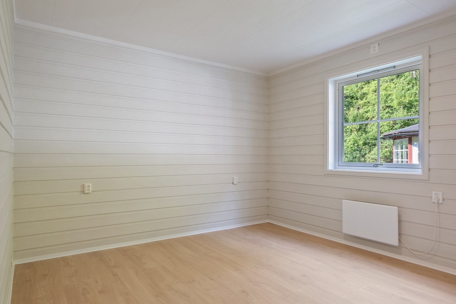 Soverom 1 av 2 med nytt gulv og nymalte vegger. Galleribilde