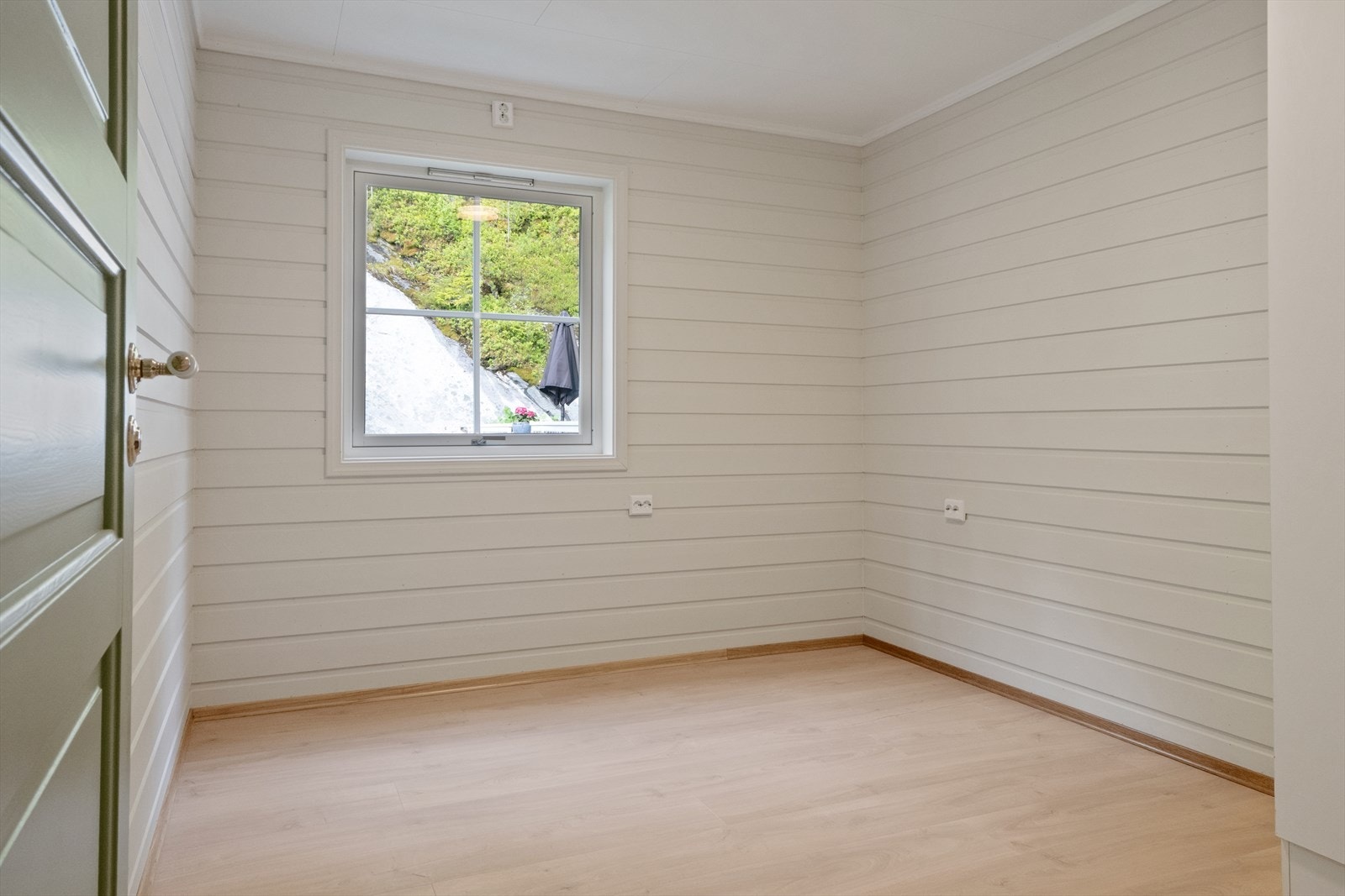 Soverom 2 av 2 med nytt gulv og nymalte vegger. Galleribilde