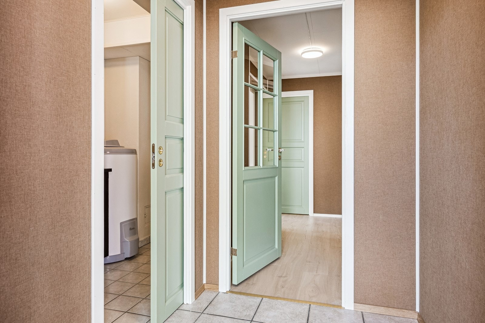 Entré med ny tapet på veggene. Galleribilde