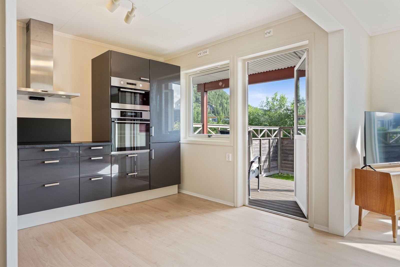 Det er montert kjøkkeninnredning med integrerte hvitevarer ( har stått i en hytte fra ca. 2013 så pent brukt). Galleribilde