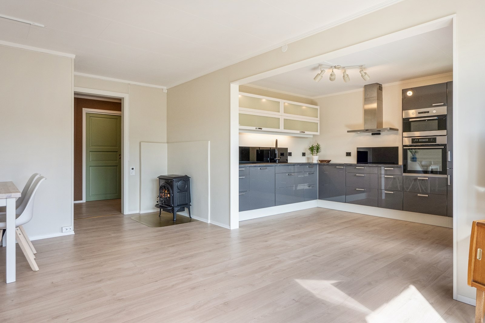 Stue / kjøkken med nytt gulv i 2025. Galleribilde