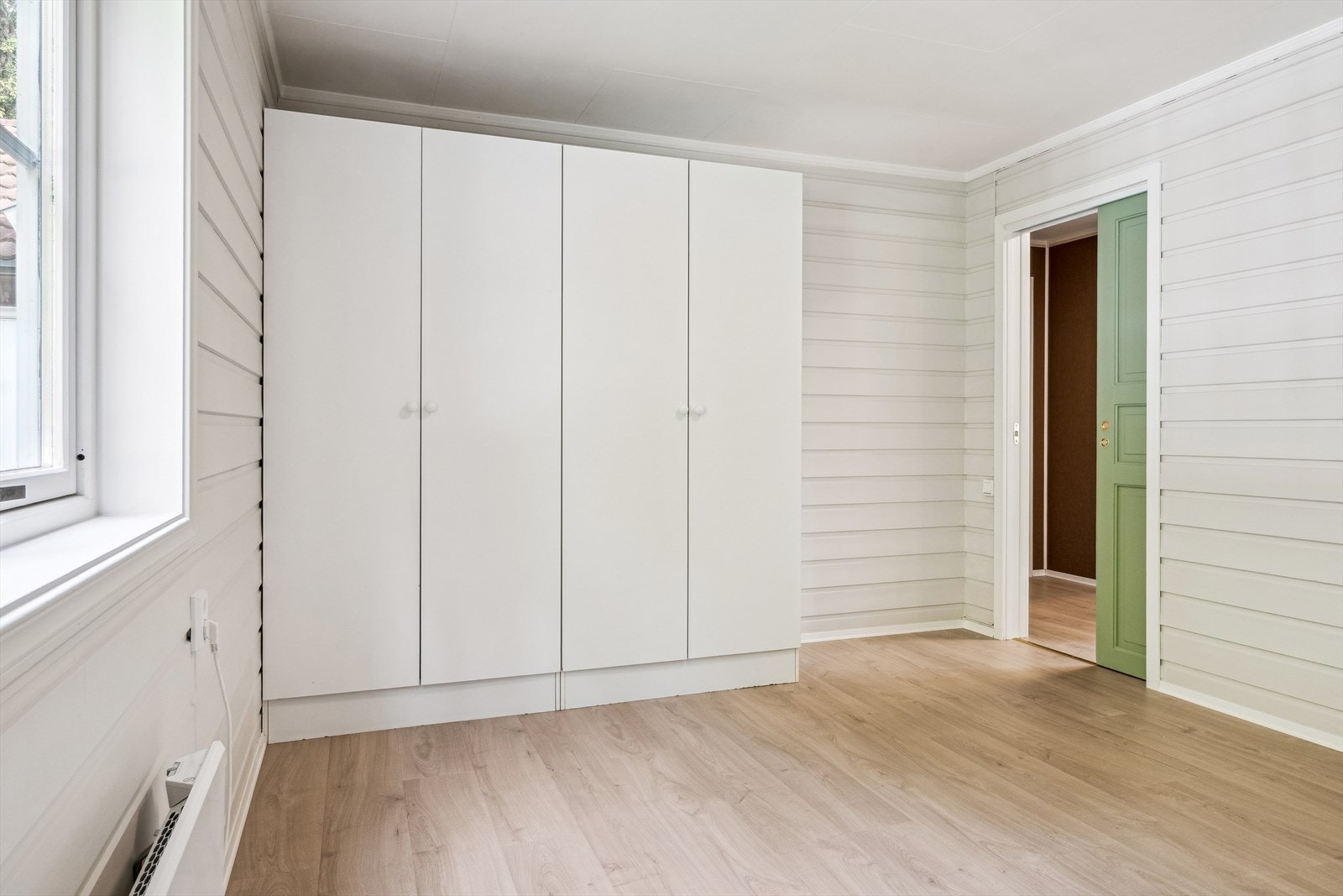 Soverom 1 av 2 med nytt gulv og nymalte vegger. Galleribilde