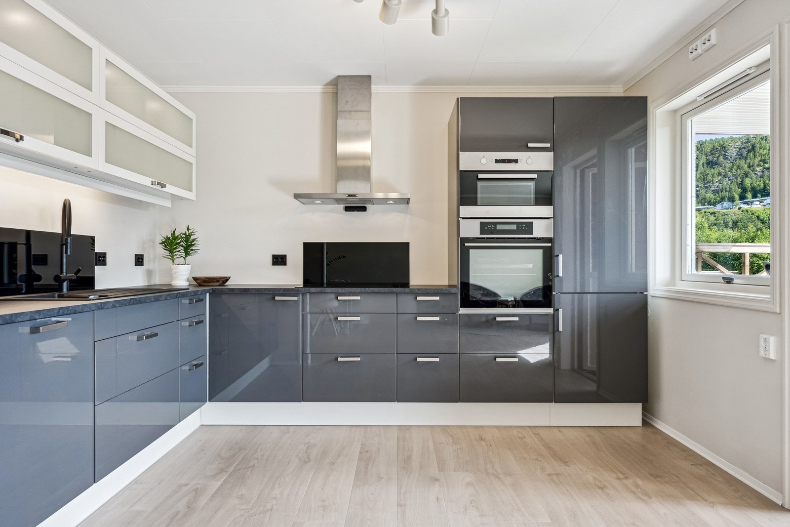 Det er montert kjøkkeninnredning med integrerte hvitevarer ( har stått i en hytte fra ca. 2013 så pent brukt). Galleribilde