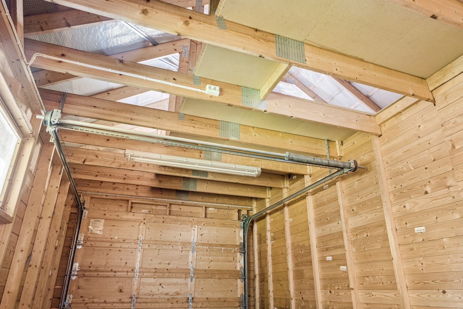 Garasje med muligheter for lagring på hems. Galleribilde