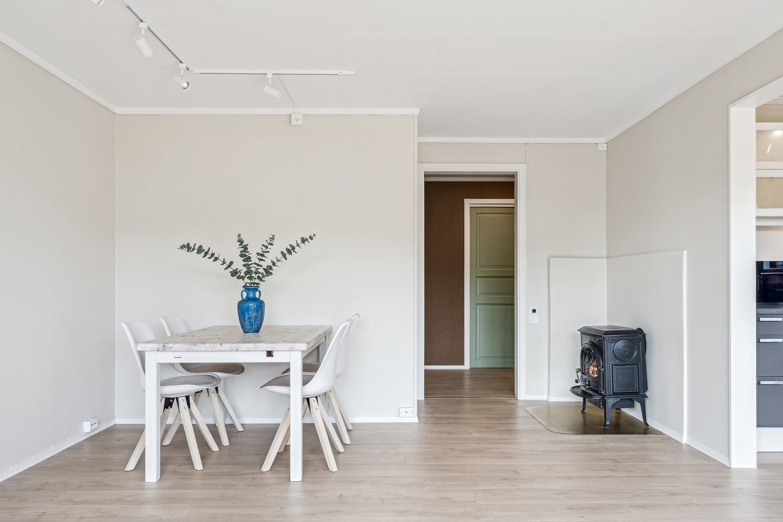 Oppvarming på stue med ved og varmekabel i gulv. Galleribilde