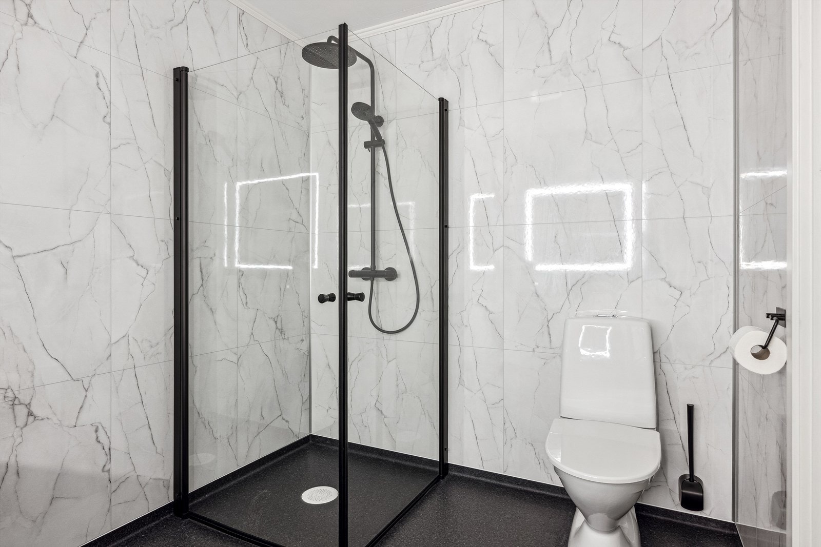 Nytt bad med nye varmkabel, nytt gulv, nye veggplater og ny innredning. Galleribilde