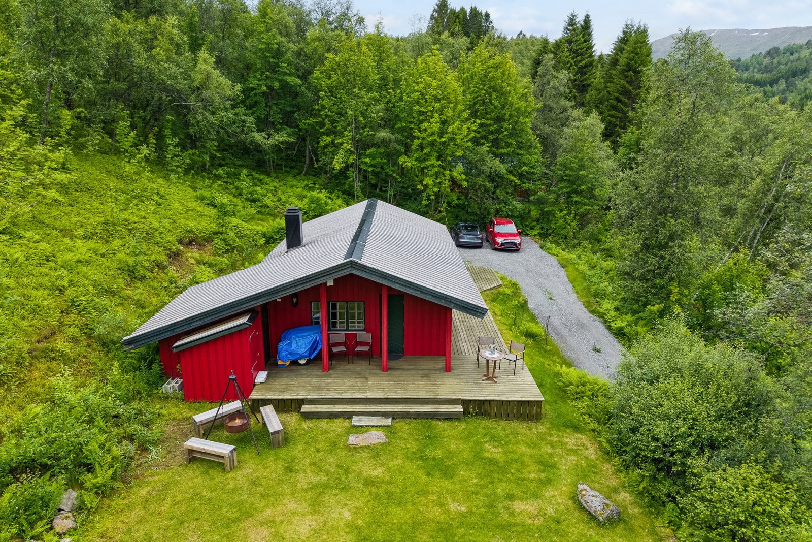 Hytten ligger høyt i terrenget i et fredelig hyttefelt hvor det er gruset vei helt frem til eiendommen. Det er parkeringsplass på eiendommen, med plass til flere biler. Galleribilde