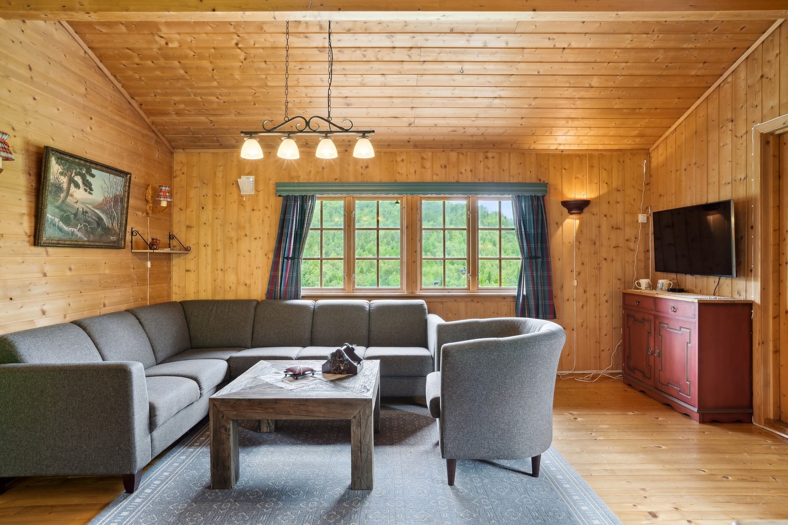 Stuen er i åpen løsning med kjøkkenet og har en praktisk planløsning hvor det er plass til både spise- og sofagruppe. Galleribilde