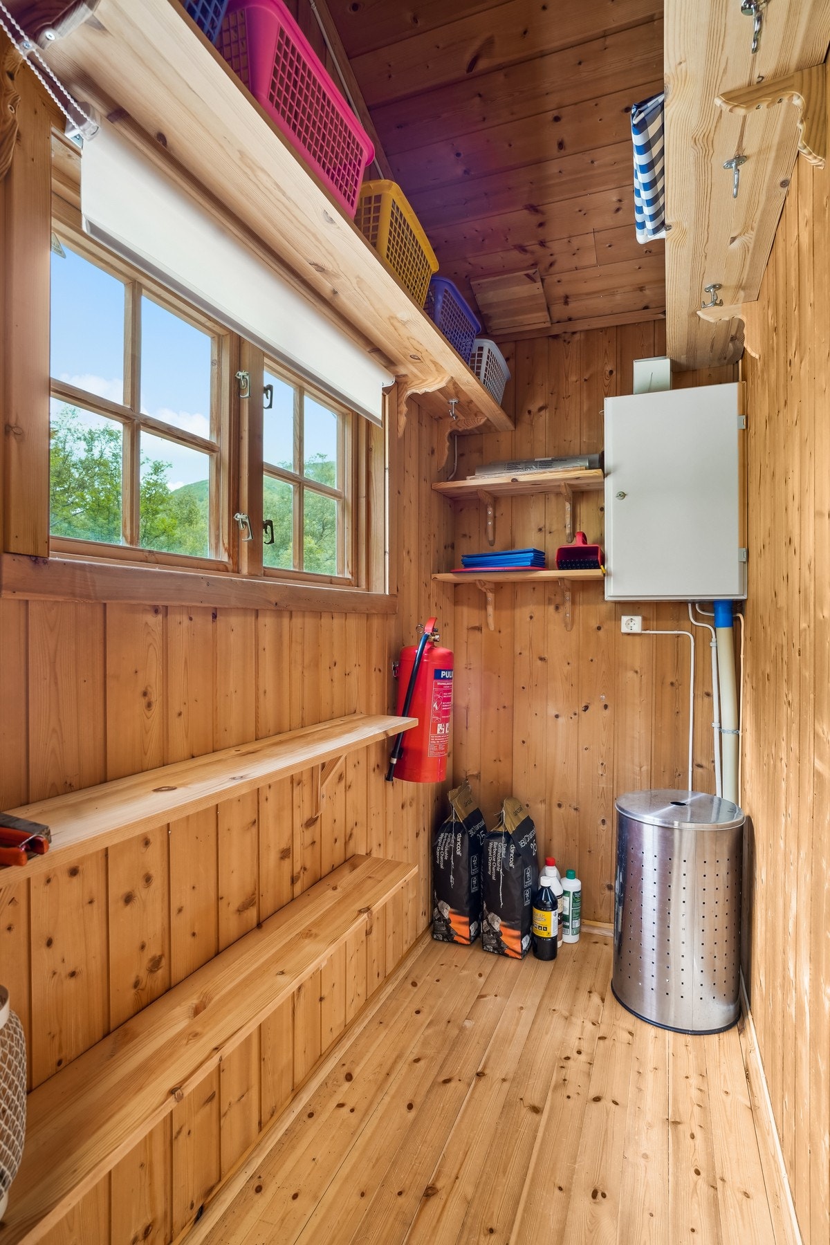 Ved vindfanget er det tilkomst til en innvendig bod, denne kan fint benyttes som matbod eller som oppbevaring for yttertøyet. Galleribilde