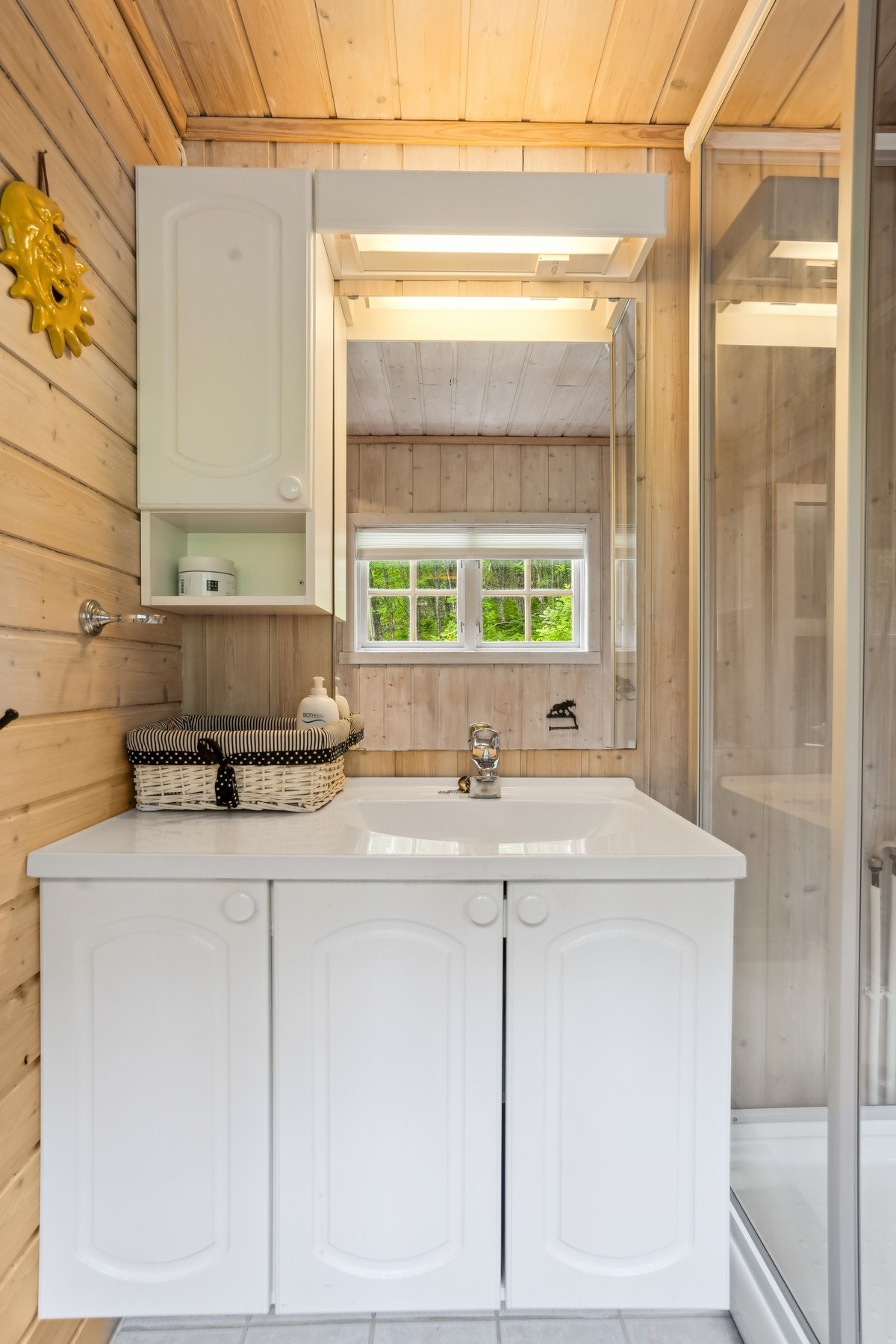 Badet er av fin størrelse og har flislagte gulv med elektriske varmekabler. Galleribilde