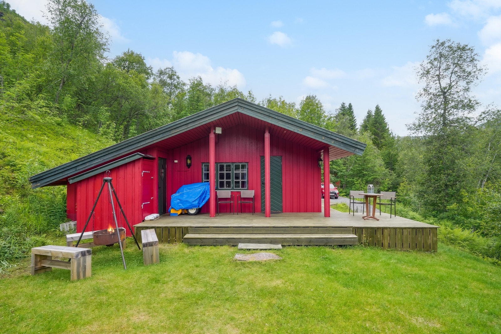 Et av høydepunktene med hytten er det flotte uteområdene - her kan man nyte vakre omgivelser på et fredfylt sted året rundt. Det er hele 78 kvm med terrasse rundt hytten! Galleribilde