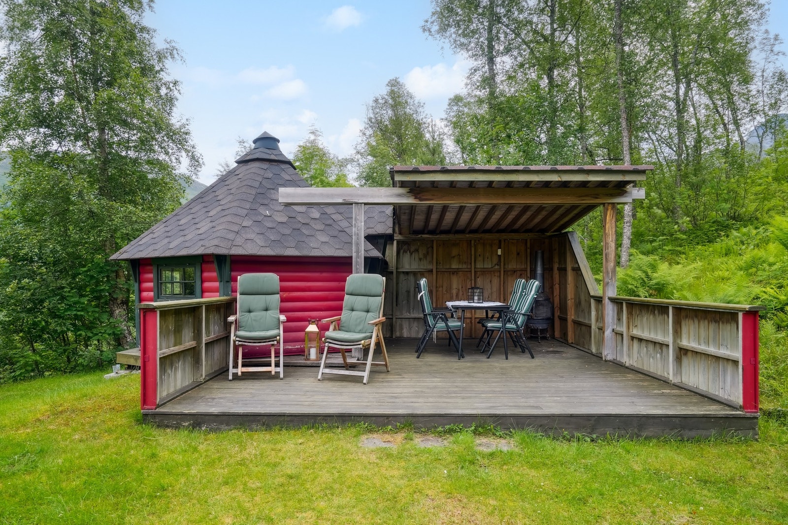 I 2005 ble det satt opp en grillhytte på ca. 10 kvm med bod i bakkant. Det er også en delvis overbygd terrasse på ca. 18 kvm i front med god plass til utemøblene. Galleribilde