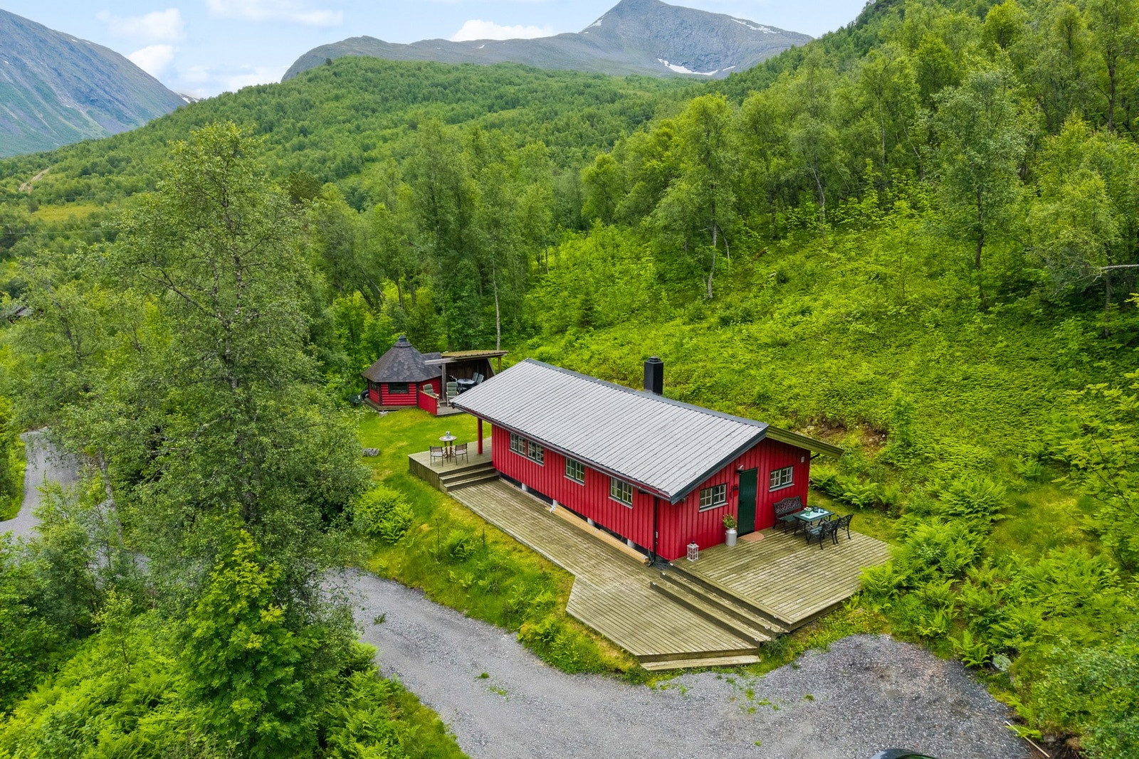 Velkommen til denne sjarmerende hytten på solsiden av Ekrelia ved Stavsengfjellet i Stordal - eiendommen presenteres av Andrine Viset for PrivatMegleren. Galleribilde