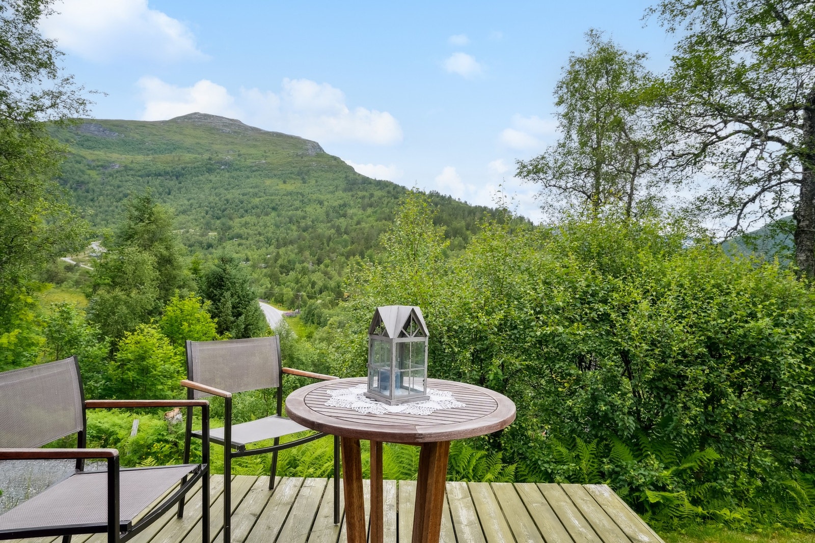 Terrasse rundt hytten ble laget i 2014 og har blitt et hyggelig samlingspunkt for familie og venner - her kan man i følge selger nyte solen fra ca. kl. 10 til kl. 21 på sommerstid. Galleribilde