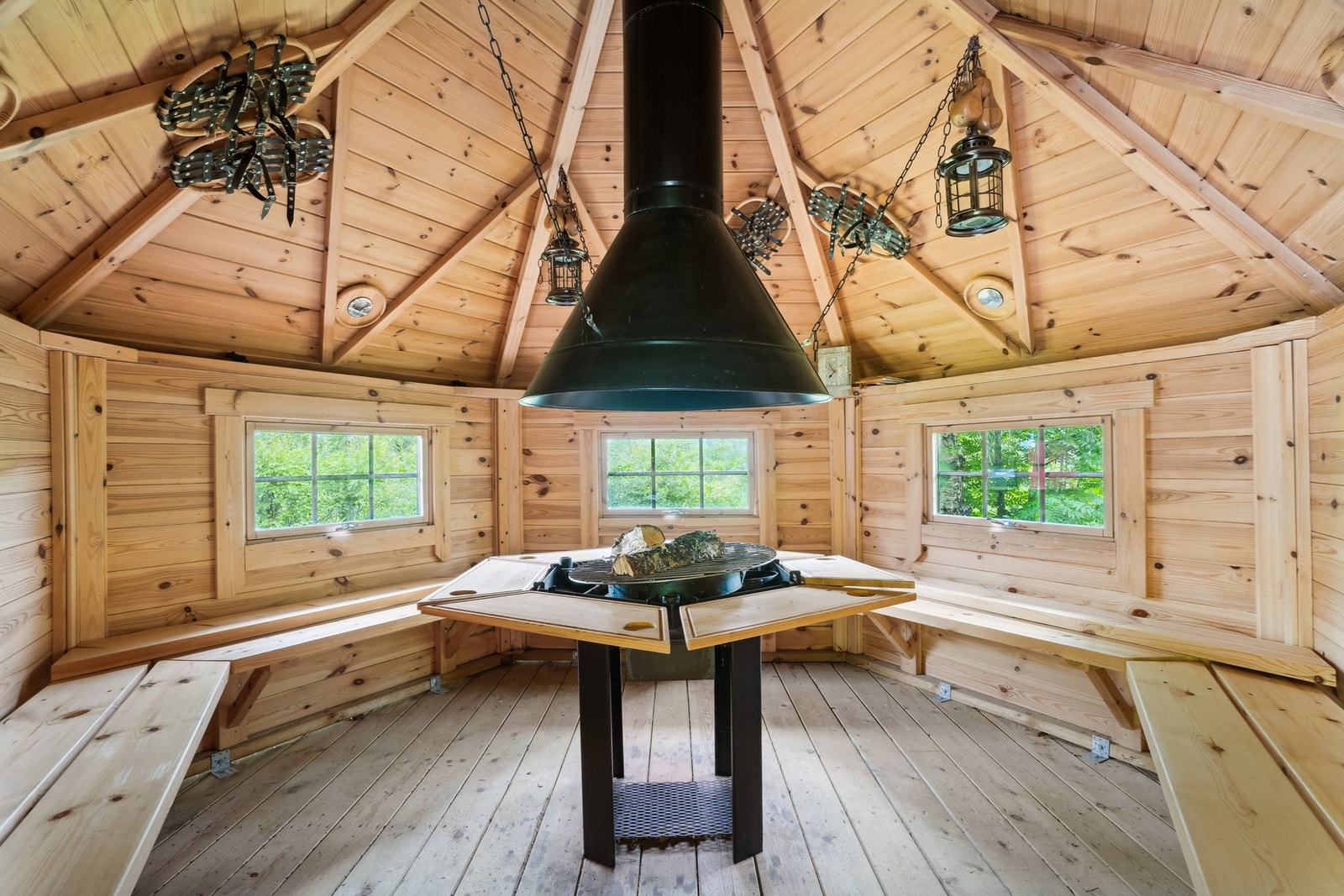 En trivelig grillhytte som kan benyttes året rundt, innvendig er den oppbyg med grill og sitteplasser. Galleribilde