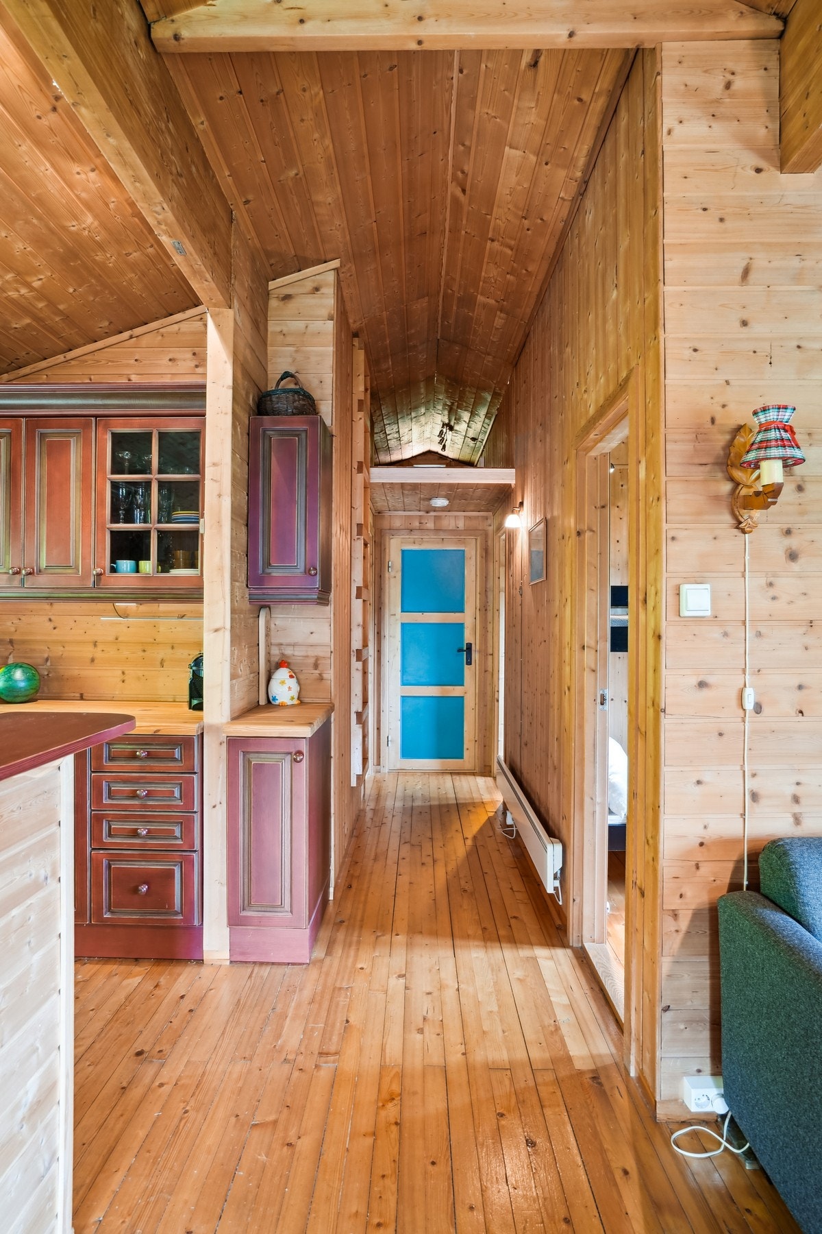 Fra stuen/gangen har man tilkomst til hemsen - her er det godt med lagringsplass. Galleribilde