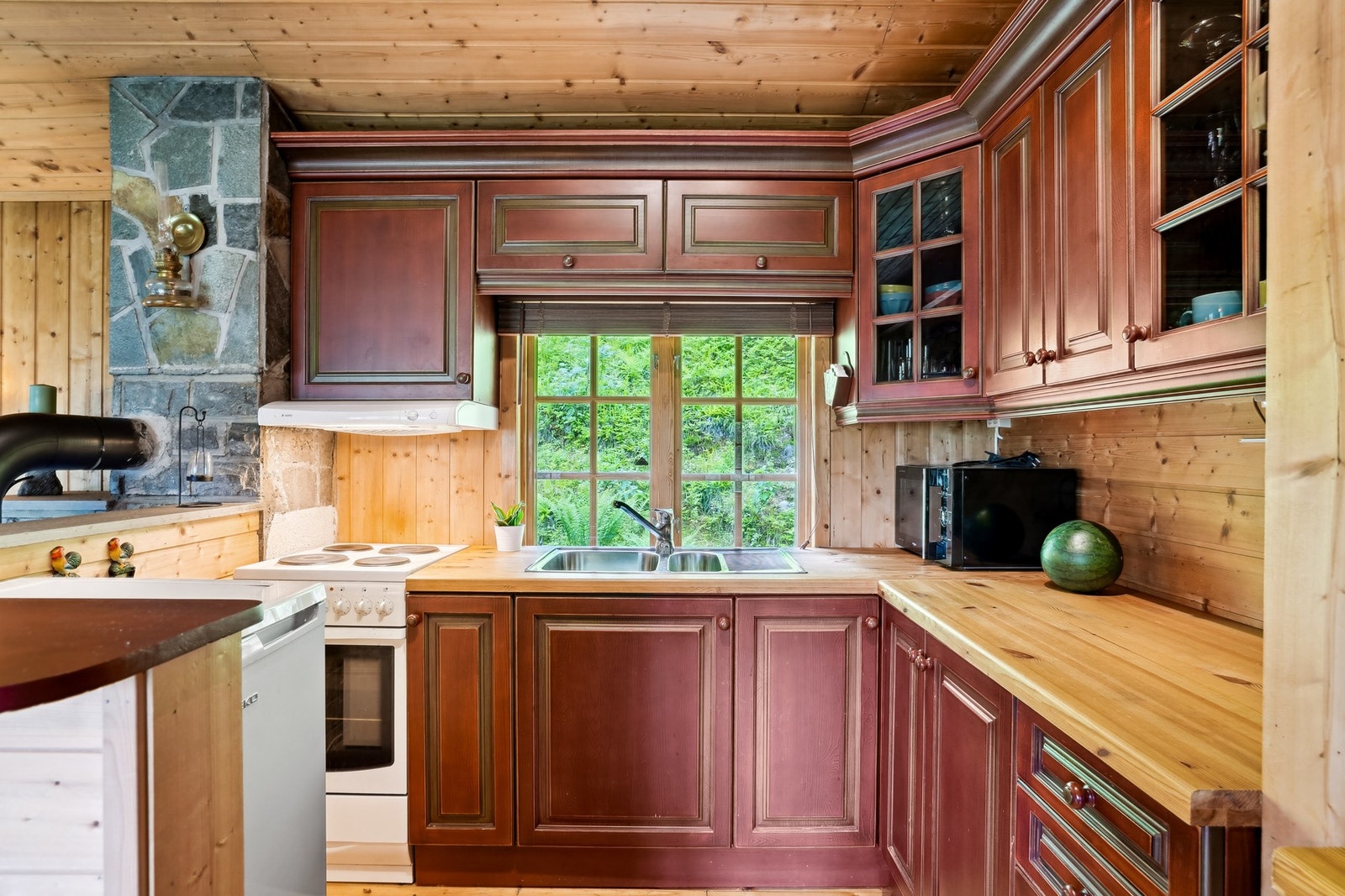 Kjøkkenet er praktisk utstyrt med det du måtte trenge på hytteturen, herunder er det både komfyr, micro og kjøleskap. Over kokesonen er det kjøkkenventilator med avtrekk ut. Galleribilde