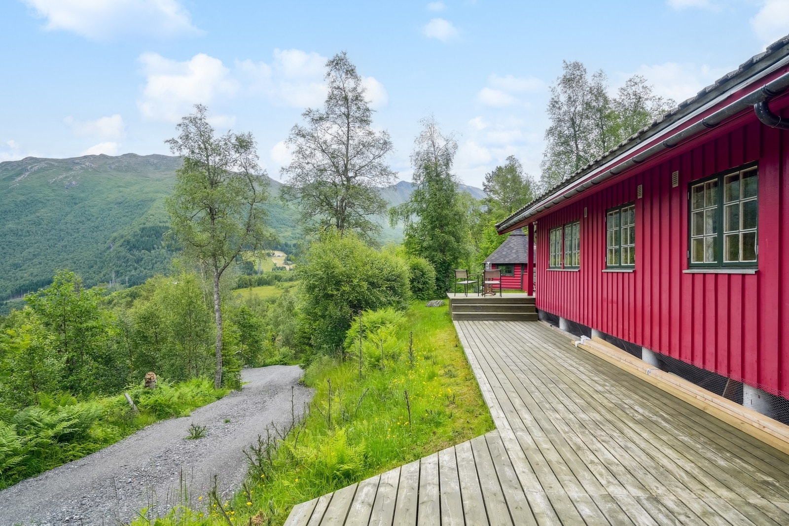 Området byr på flere turmuligheter både på sommers- og vinterstid som kan nåes direkte fra eiendommen. Etter turen kan gjengen samles i solveggen etter en lang dag. Galleribilde