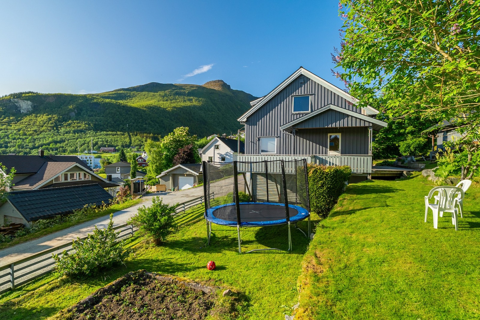 Stor og flott eiendom, pent opparbeidet med hage over flere nivåer og flere terrasser. Galleribilde