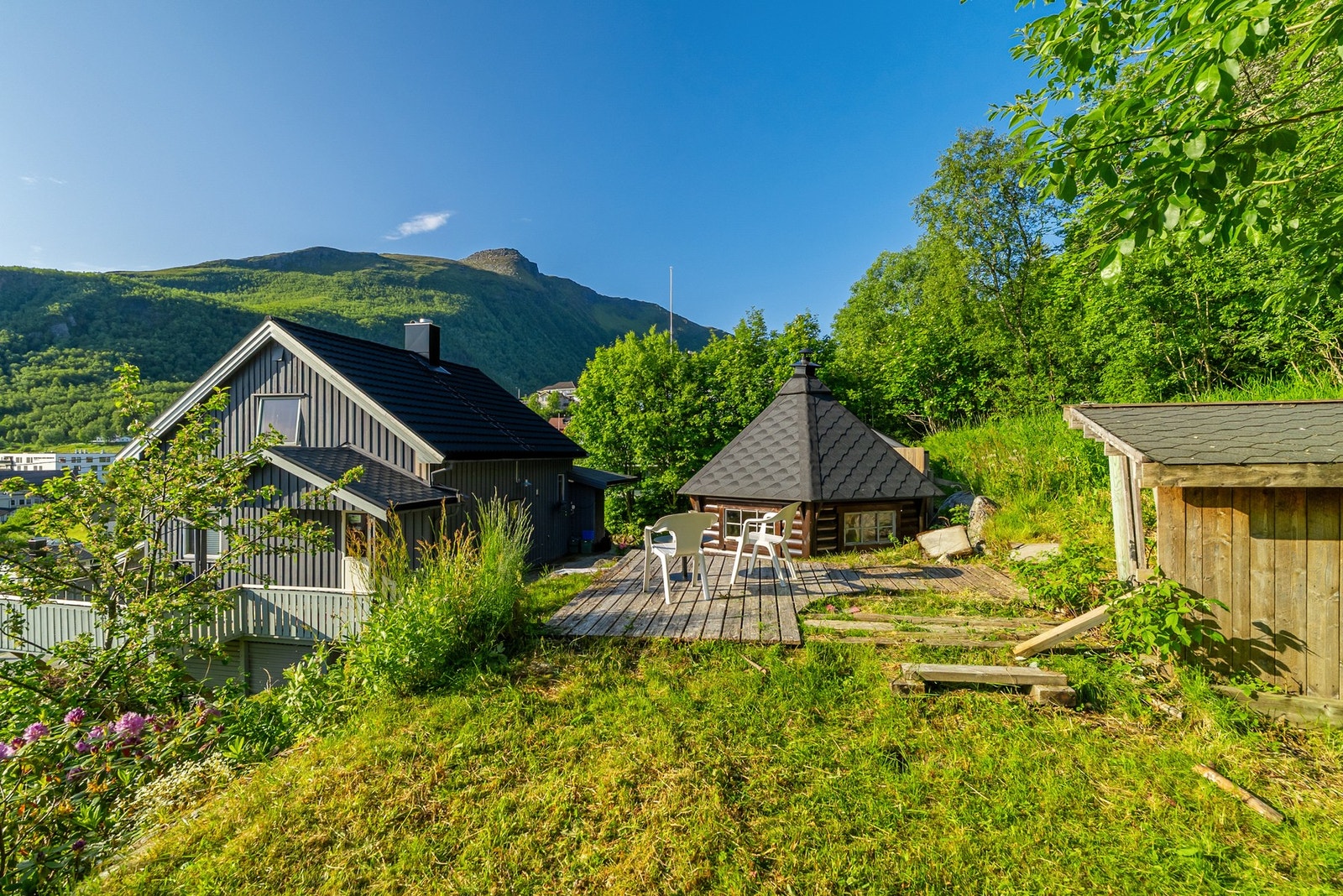 Det er etablert grillstue og stor utebod/hobbybod på eiendommen. Galleribilde