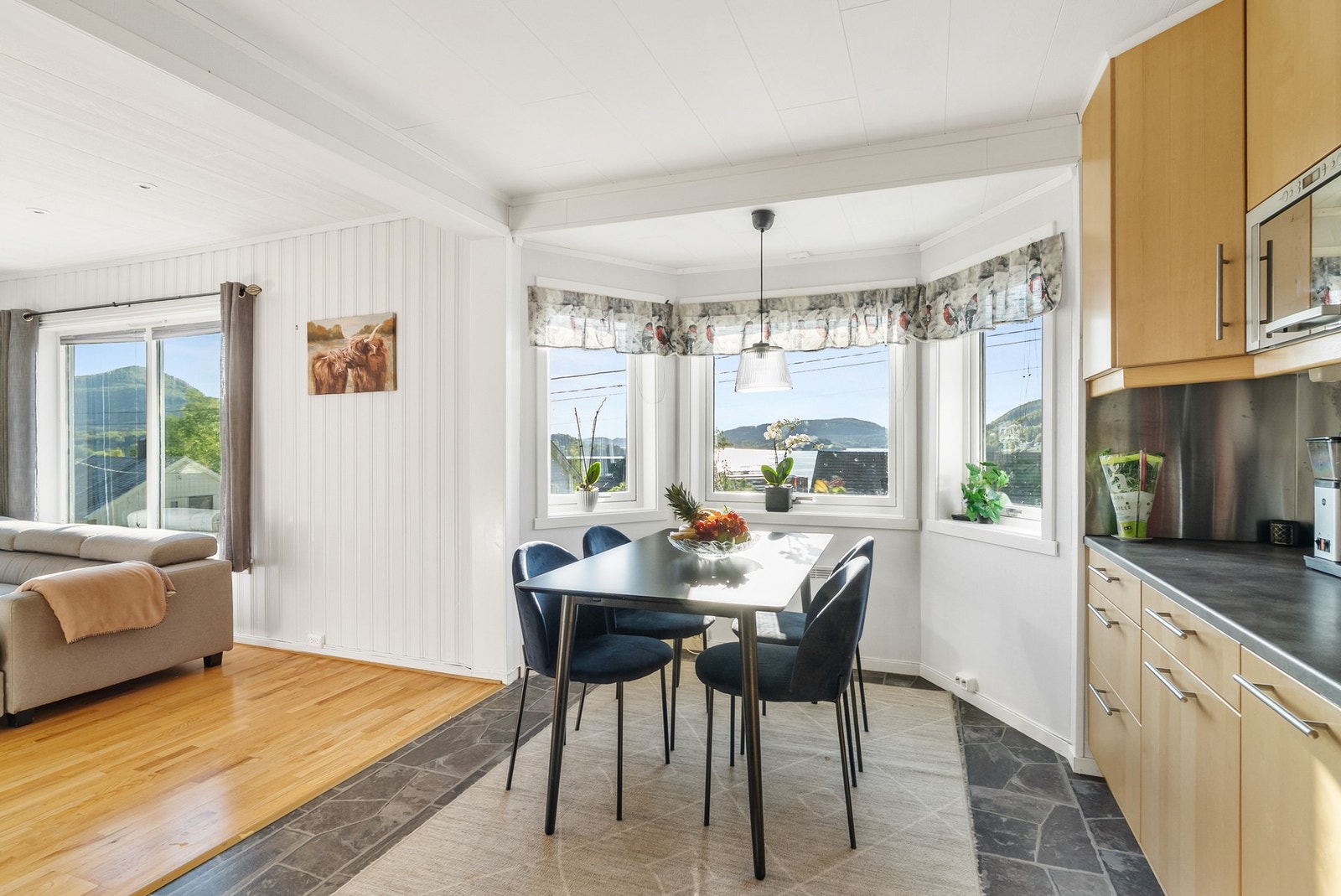 På kjøkkenet er det god plass til romslig spisebord. Galleribilde