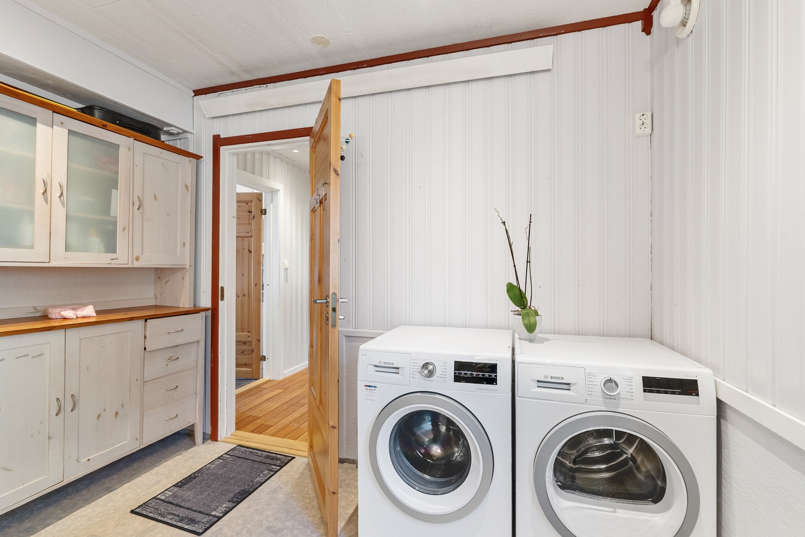 Opplegg for vaskemaskin på badet. Galleribilde