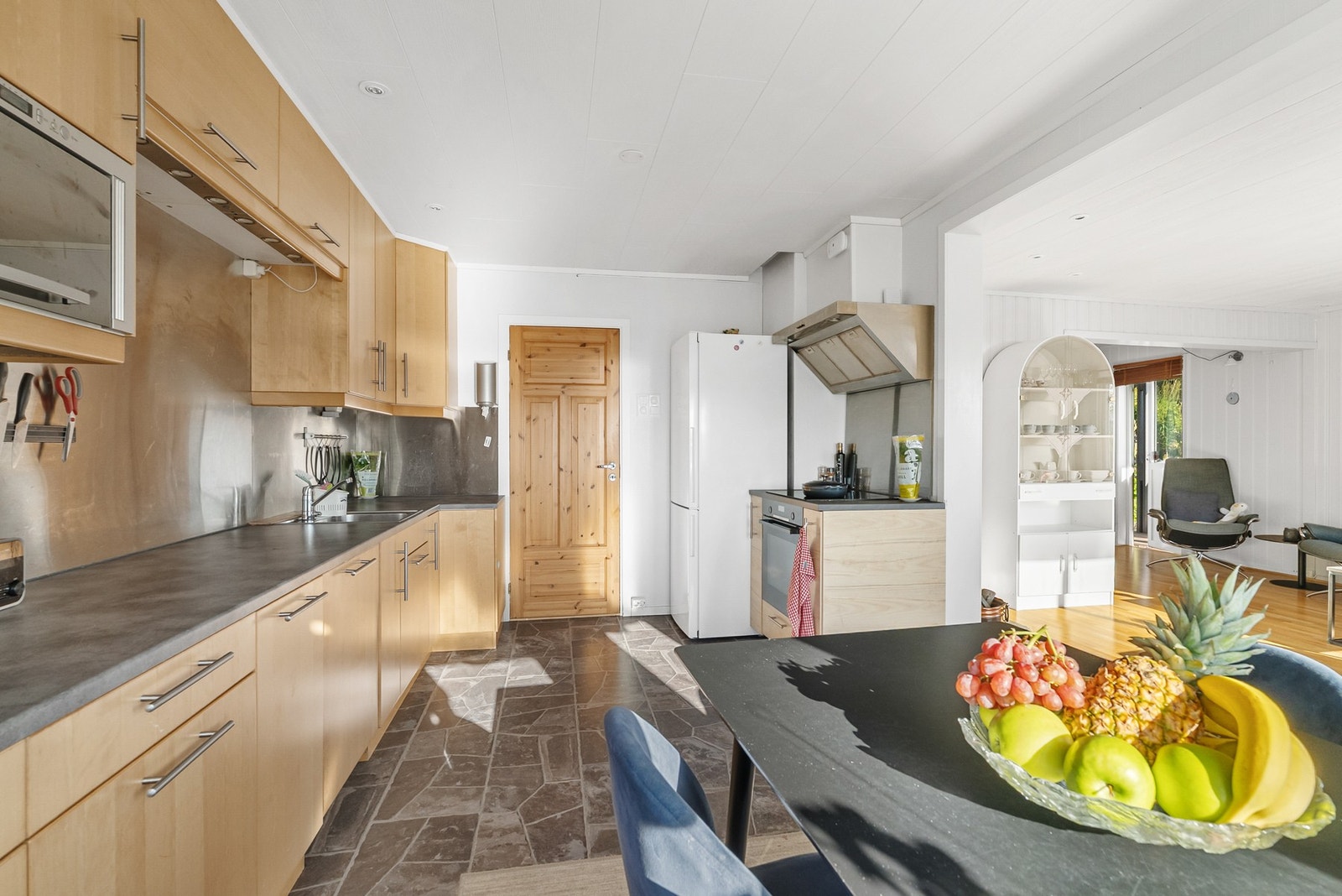 Det er utstrakt bruk av downlights i stue og kjøkkenet. Galleribilde