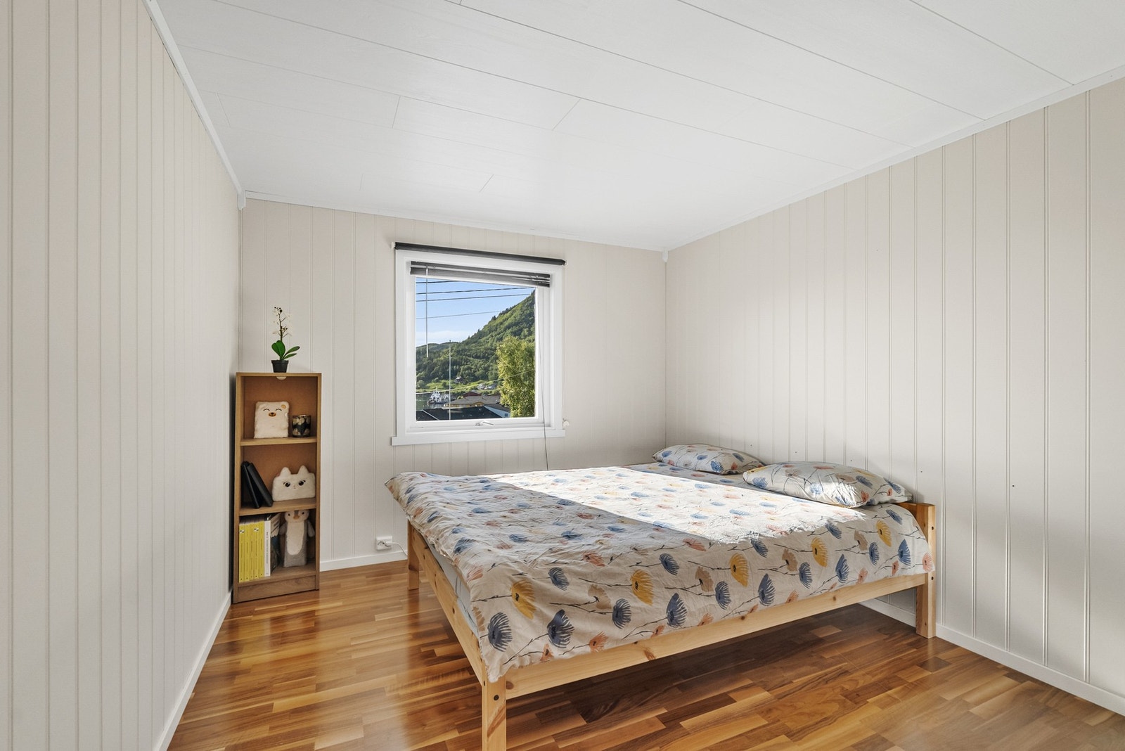 Romslig soverom i 1.etasje. Galleribilde