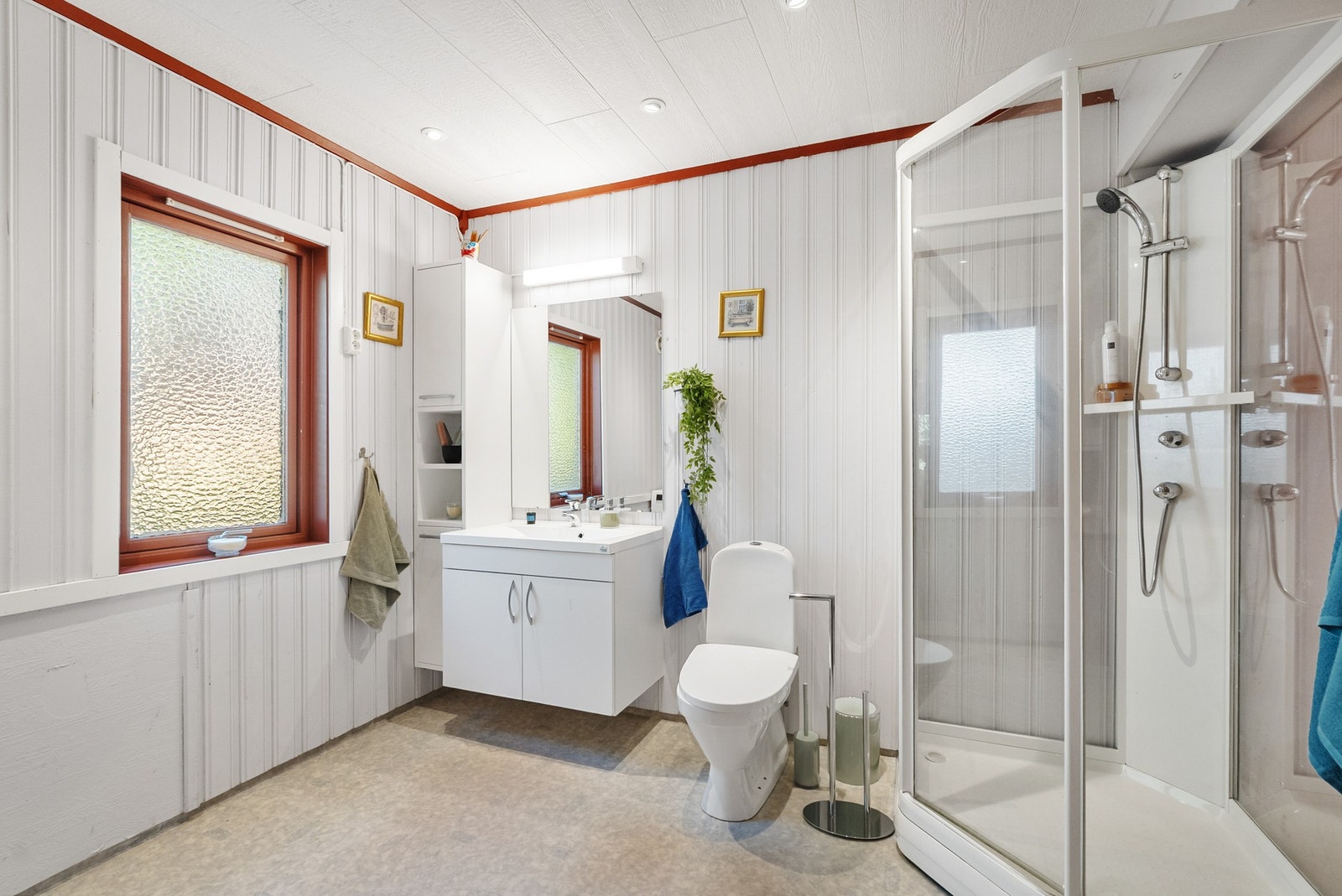 Romslig bad med dusjkabinett, lys innredning, WC og downlights i tak. Galleribilde